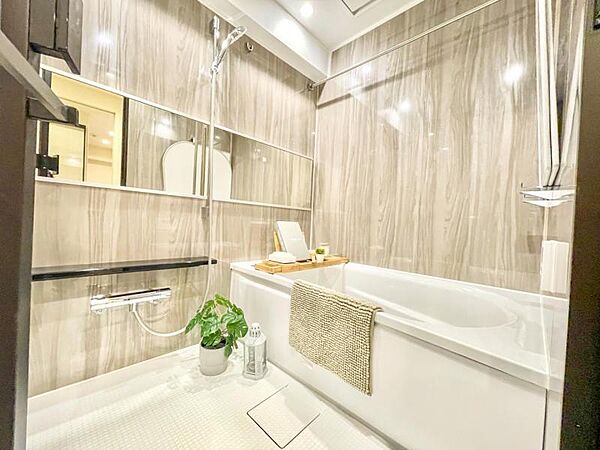 【浴室】　一日の疲れを癒してくれるバスルーム。ゆったりと浸かれるサイズで機能性とデザイン性を両立しています