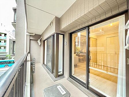 【バルコニー】　心地よい風を感じながら過ごせる、ゆとりある空間です。