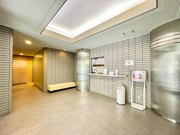 【エントランス】　「ただいま」を優しく包む、温かな光とゆとりあるエントランス。