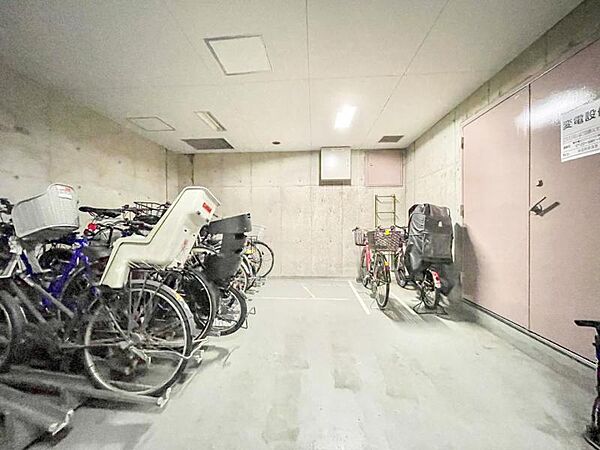 【駐輪場】　屋根付きの駐輪場は雨の日などにとても重宝します
