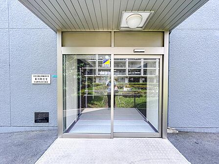 【エントランス】 しっかりと管理が行き届き開放感があり明るいマンションの顔