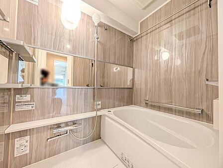 【浴室】 一日の疲れを癒してくれるバスルーム。ゆったりと浸かれるサイズで機能性とデザイン性を両立しています。