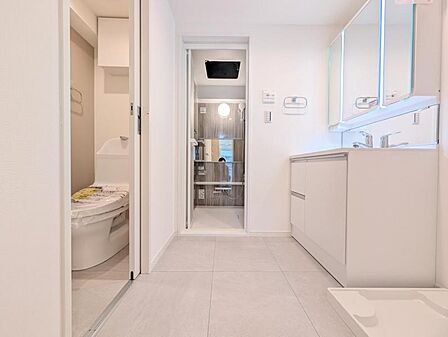 【洗面所】 広く清潔感のある洗面所。朝の外出の準備やお洗濯もスムーズに行えそうです。