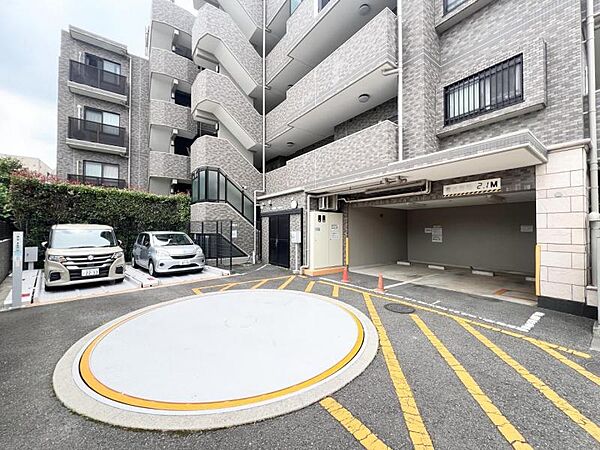 【駐車場】出し入れしやすいゆとりあるスペース設計。