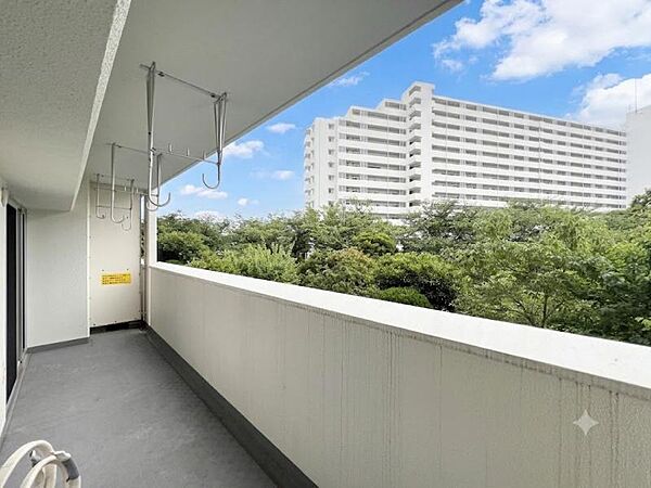【バルコニー】　陽光をたっぷり浴びられ、リフレッシュの場としても活躍します！