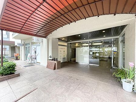 【エントランス】美しい石畳が、居住者やゲストを優雅に迎えるエントランス。