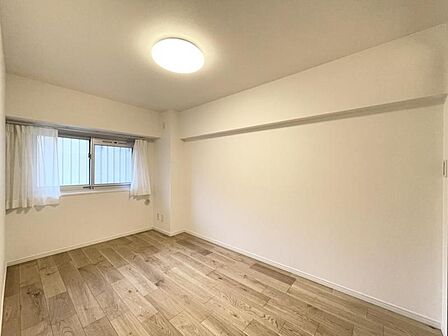 【洋室:5.4帖】シンプルで綺麗な形の居室は季節に合わせてパブリックを変えてインテリアを楽しみながらお住まいいただけます。