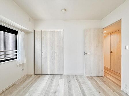 【洋室:5.9帖】2面採光の洋室は明るく快適な空間。