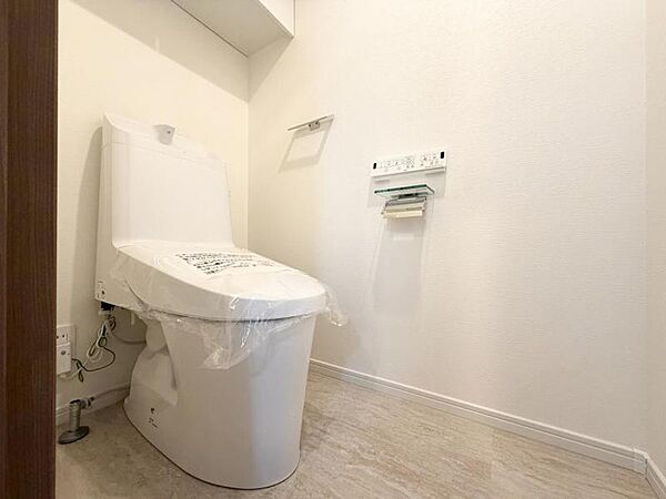 【トイレ】凹凸の少ない内装とシンプルな設計で、汚れがたまりにくく、さっと拭くだけで清潔に。