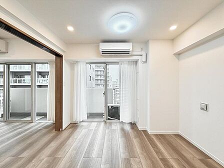 【洋室:5.7帖】リビングと隣り合う洋室。趣味の部屋にもお子様の部屋にも出来る汎用性があります。
