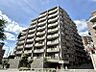 外観：【外観】周囲の街並みと調和する落ち着いた色調。上質な日常を予感させる。
