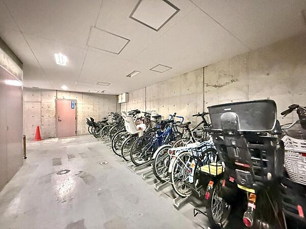 【駐輪場】屋根付きの駐輪スペースがあり、雨の日も安心です。