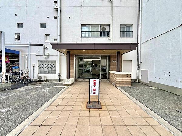 【エントランス】奥行きがあり、道路からの視線も気になりません。