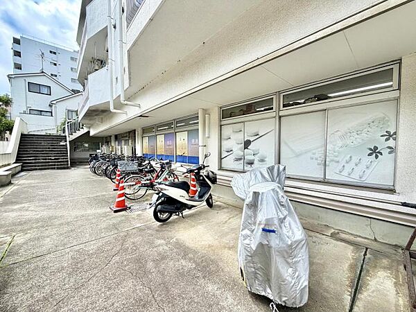 【駐輪場】敷地内に整理された駐輪場があり、愛車の保管に便利。