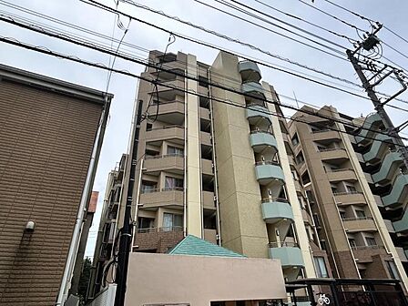 【外観】個性を感じる設計で印象に残る佇まい。