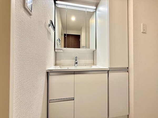 【洗面所】　日用品のストックも大容量収納できる便利な収納スペースつき。清潔感のあるカラーで統一されています。