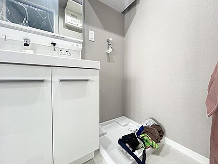 【洗面所】上部の吊戸棚には日用品を収納することもできランドリースペースをスッキリとお使いいただけます。