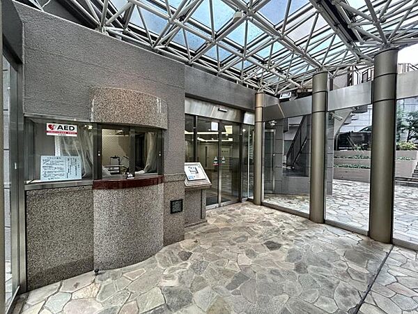 【エントランス】管理の良さが一目でわかる、清掃の行き届いた開放的なエントランス。