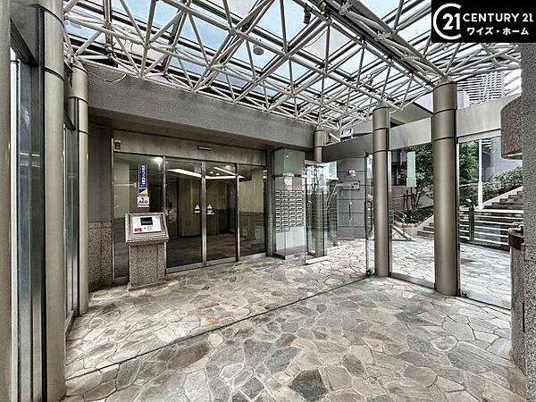 【エントランス】開放感と防犯性を兼ね備えた意匠。