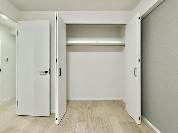 【収納】5.7帖の洋室に備わる収納。住空間をより効率よく使えます。