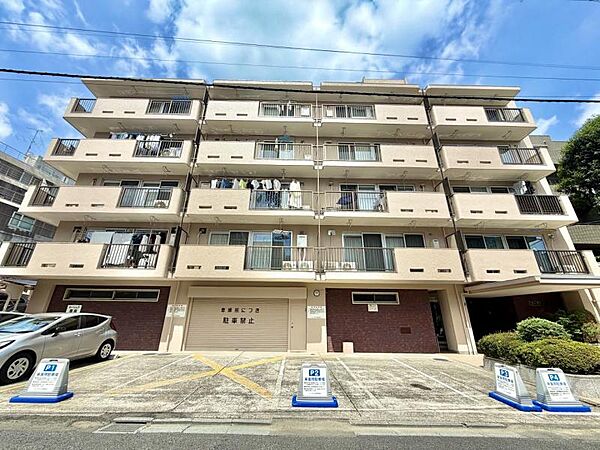 【外観】窓が多く、光をたっぷり取り込む造り。明るく開放的な暮らしを予感させます。