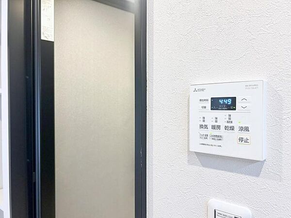 【設備】　天気に左右されず洗濯物を乾かせる浴室乾燥機付き