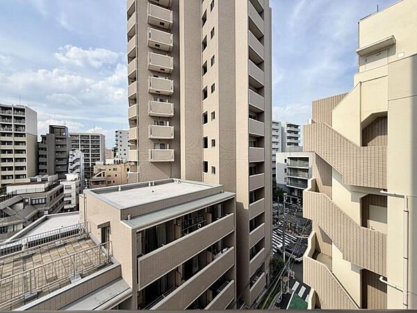 【眺望】落ち着いた色合いの内装で、居心地の良い空間を演出。