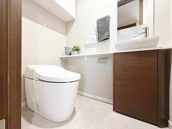 【トイレ】清潔感のあるシンプルで使いやすいトイレです。