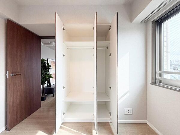 【収納】使い勝手の良い収納が豊富で、物が多くてもスッキリ片付けられます。