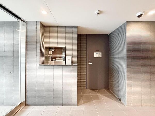 【エントランス】住まいの顔ともいえるエントランスは、上品で洗練された印象に仕上がっています。