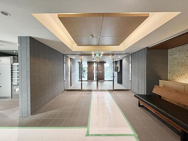 【エントランス】住む人や訪れる人を室内へと優しくエスコートします