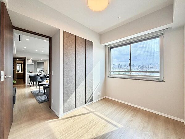 【洋室：5.3帖】使い方に柔軟性があり、個室としても趣味の部屋としても利用可能です。