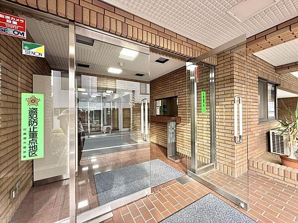 【エントランス】重厚な扉の向こうに広がる、プライベートな寛ぎへと続く道。