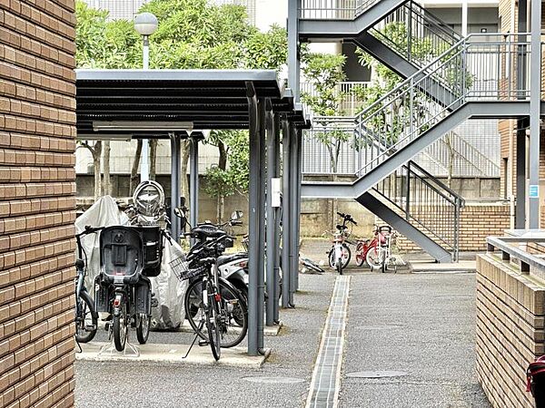 【駐輪場】建物内に整理された駐輪場があり、愛車の保管に便利。