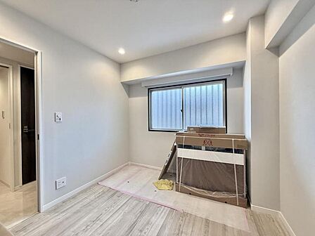 【洋室:4.5帖】分譲ならではのしっかりとした建具が印象的です。