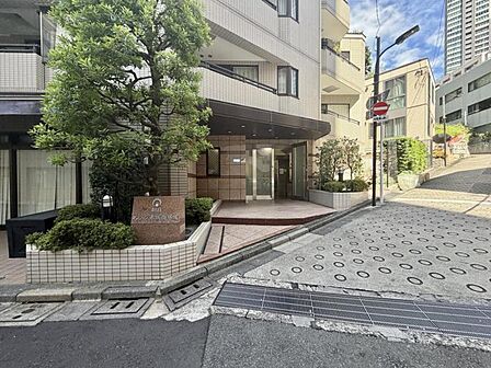 住まいの顔ともいえるエントランスは、上品で洗練された印象に仕上がっています。