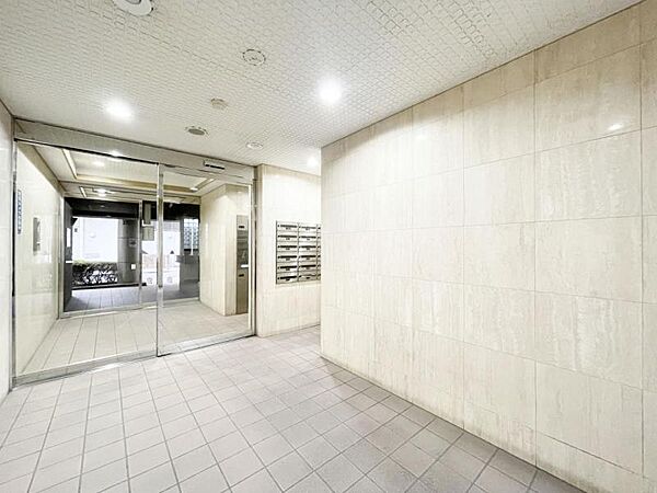 【エントランス】優雅さも感じられる重厚で高級感のあるエントランスです。