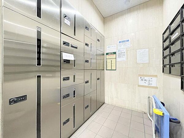【エントランス】清潔感のある明るいエントランスが、毎日の帰宅を心地よく迎えてくれます。