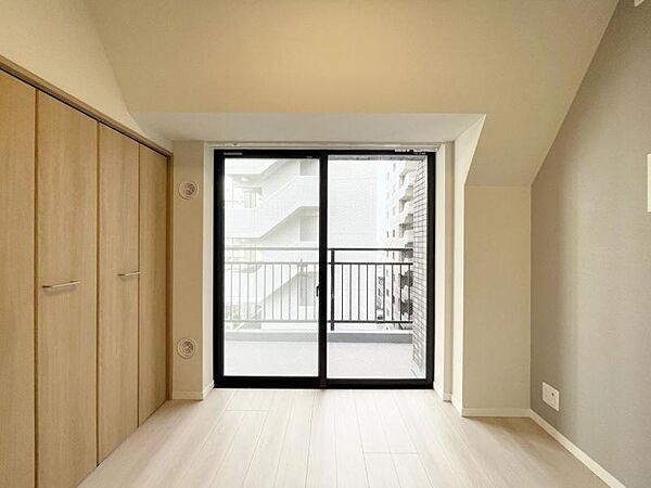 【洋室：4.8帖】使い方に柔軟性があり、個室としても趣味の部屋としても利用可能です。