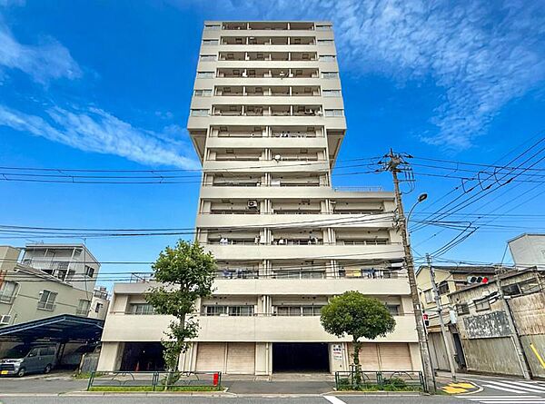 【外観】空へと伸びるシャープなライン。