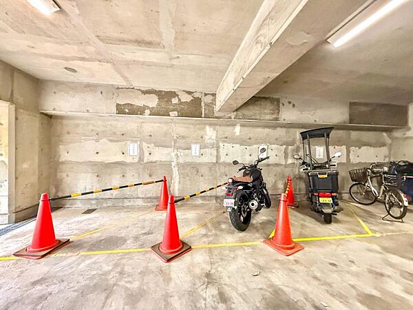 【バイク置場】　管理が行き届いたバイク置場も備わっています