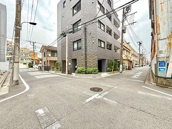 【前面道路】　幅員にゆとりある前面道路。視界が広がり、確かな開放感があります。