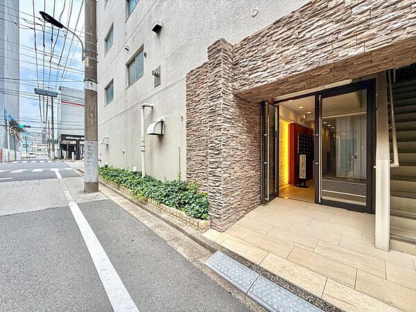 【エントランス】　清潔感のある明るいエントランスが、毎日の帰宅を心地よく迎えてくれます。
