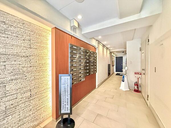 【エントランス】　清潔感のあるエントランス。住人同士のゆるやかな交流を育む場。
