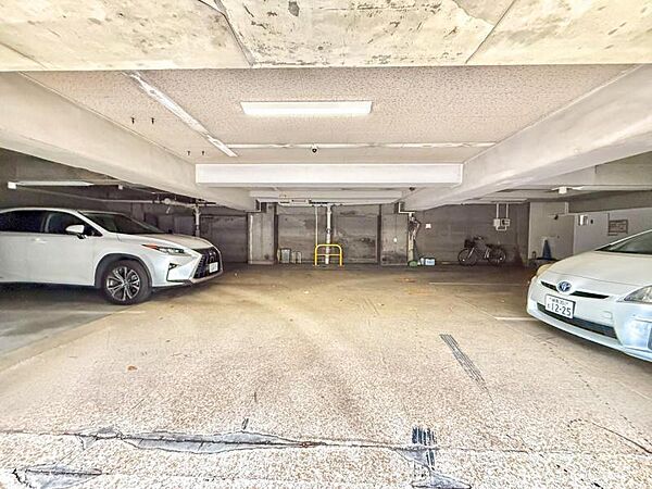 【駐車場】お車をお持ちの方に嬉しい敷地内駐車場。