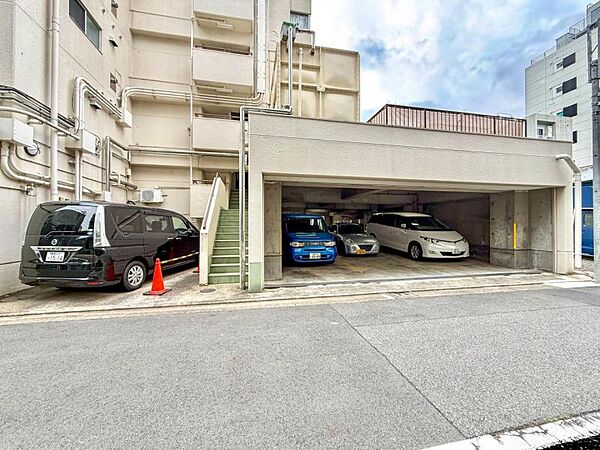 【駐車場】　車の出し入れもスムーズな使い勝手の良い駐車スペースです。