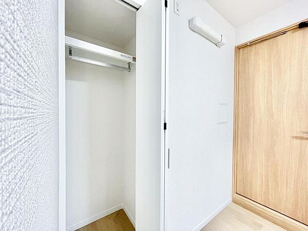 【収納】　大型のクローゼット完備。衣類だけではなく上部にバッグなどの小物、下部には季節の家電やスーツケース等スッキリと収納可能です