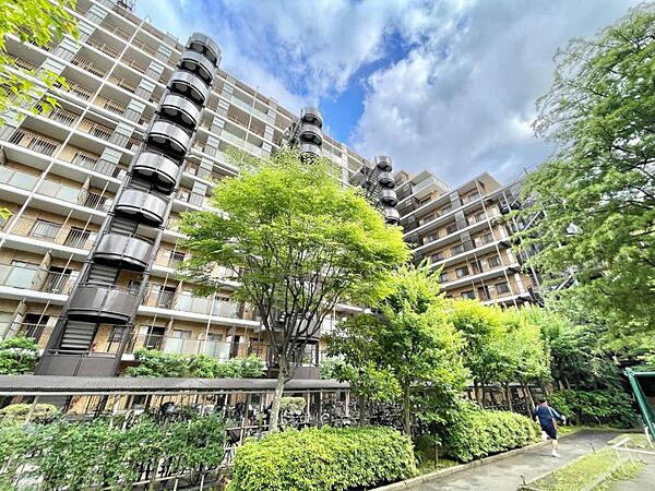 【外観】　静かな住宅街に映える、端正なマンション。暮らしの舞台にふさわしい、落ち着きと品格を備えています。