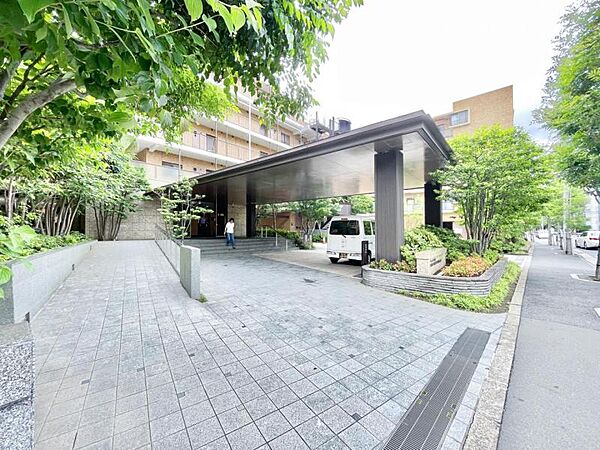 【エントランス】　しっかりと管理が行き届き開放感があり明るいマンションの顔