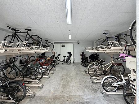 【駐輪場】建物内に整理された駐輪場があり、愛車の保管に便利。